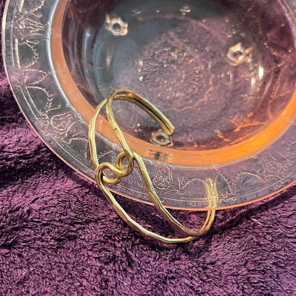 VINTAGE GOLD METAL SIMPLE WIRE WRAPPED BRACELET